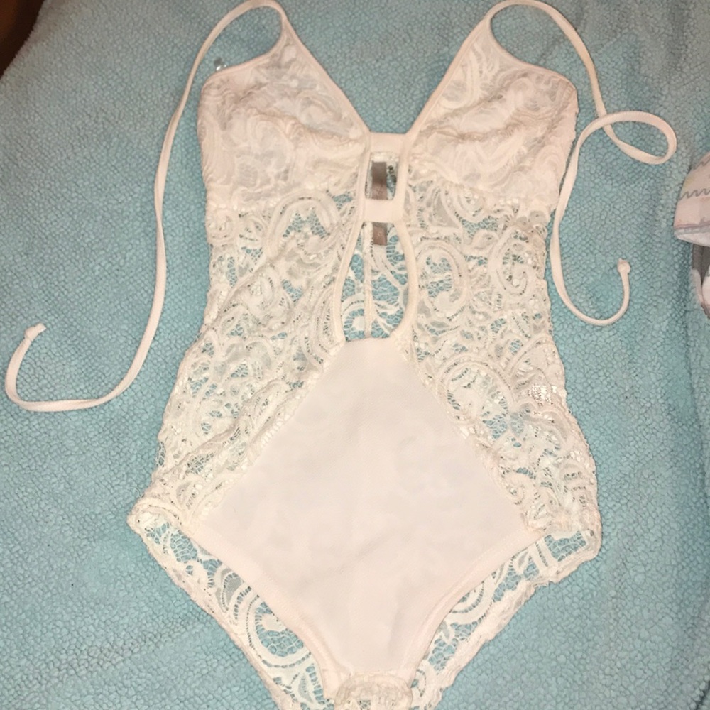 White lace bodysuit! New condition ❤️